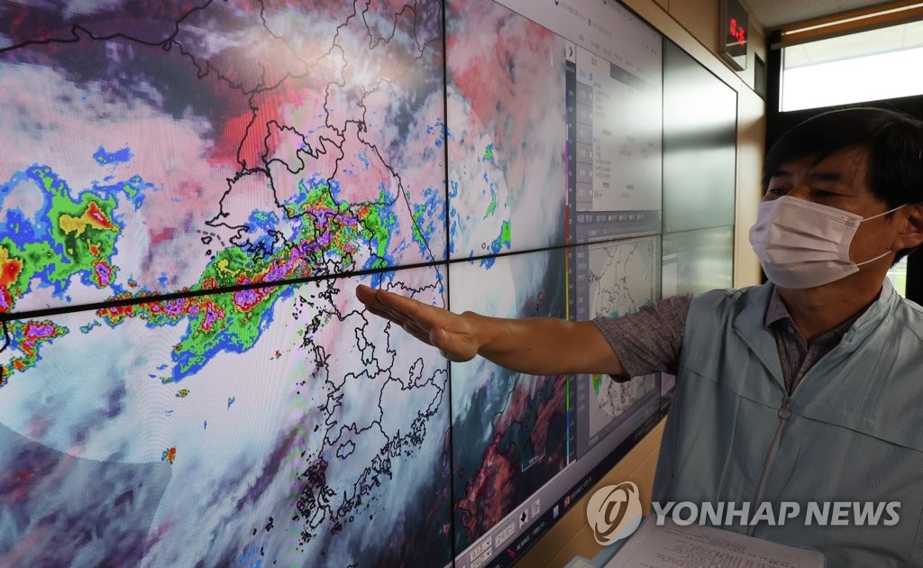 기상 상황 살펴보는 예보관들