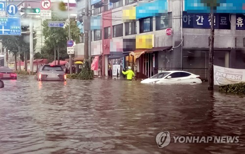 중부지방에 쏟아진 폭우로 곳곳서 침수·고립 피해 잇따라