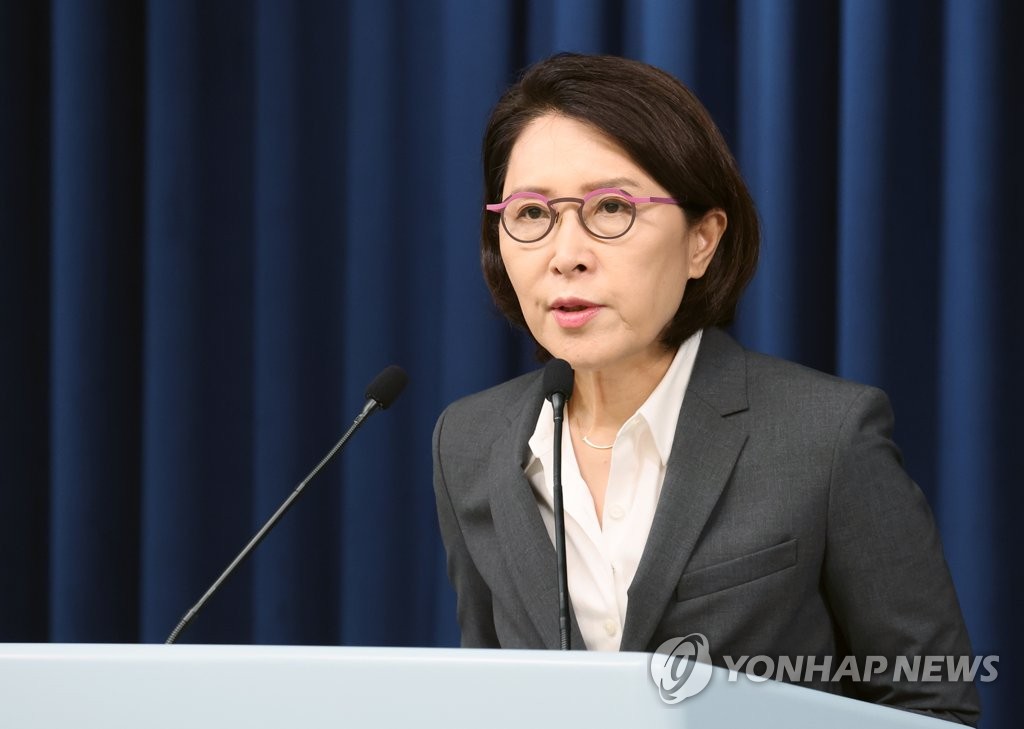La portavoz presidencial, Kang In-sun, celebra una conferencia de prensa, el 8 de agosto de 2022, en la oficina presidencial, en Seúl.
