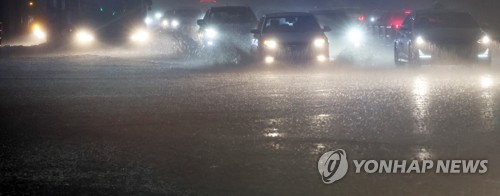 غرق الطرق بسبب الأمطار الغزيرة