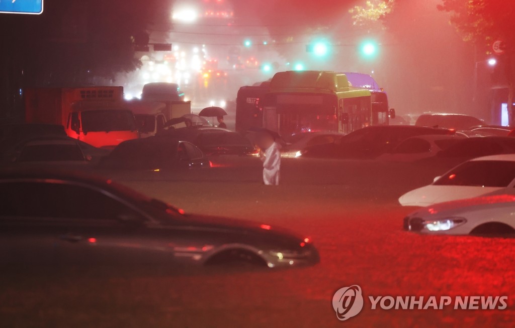 غرق أكثر من 9 آلاف مركبة بسبب الأمطار الغزيرة التي اجتاحت كوريا الجنوبية - 1