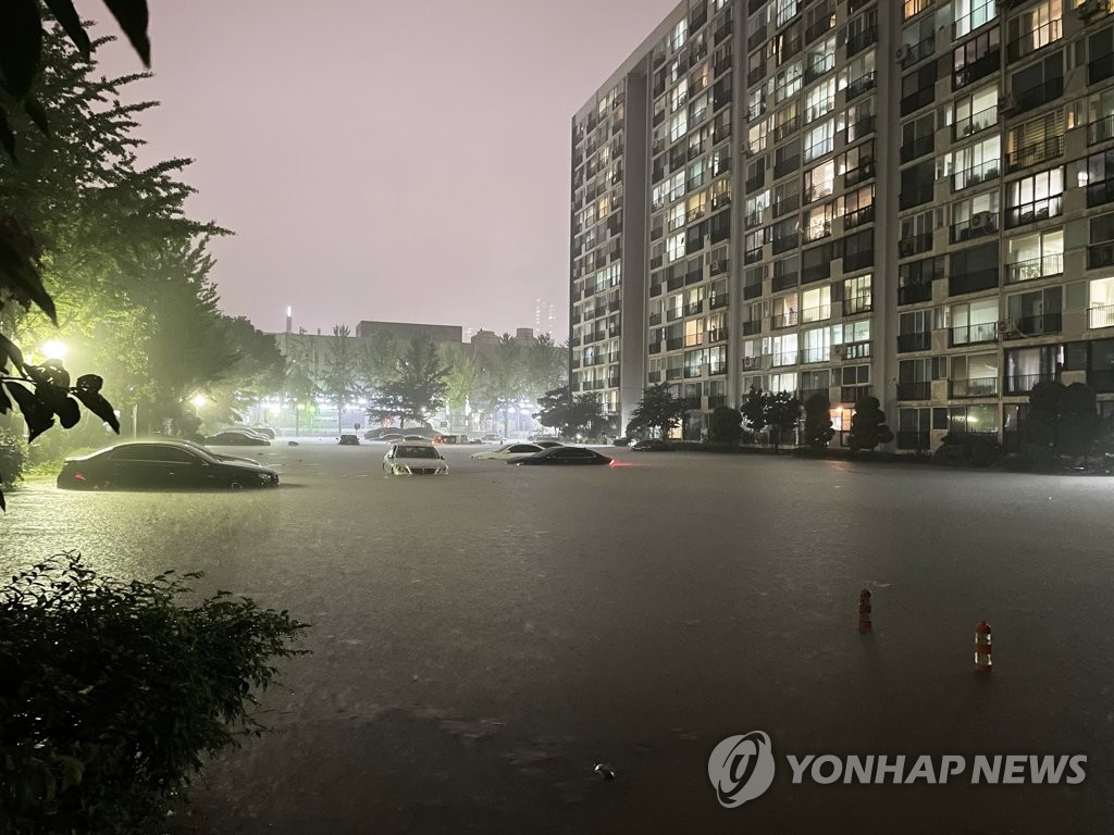 This photo, taken Aug. 8, 2022, shows a submerged parking lot of an apartment complex in the southern district of Gangnam due to heavy rains. (Yonhap)