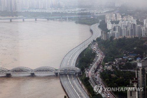 記録的大雨でソウルの交通まひ　住宅浸水で死者も