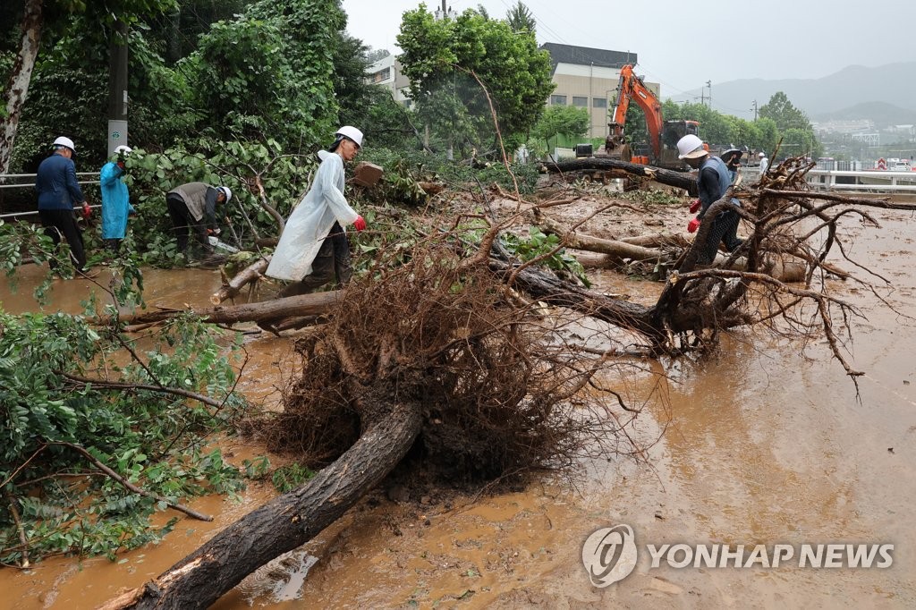 '80년만의 기록적 폭우'… 산사태, 도로 파손 등 수도권 피해 속출