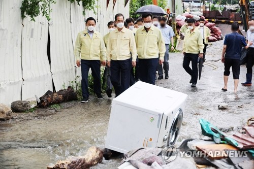 Prime minister visits flood-hit area in Seoul