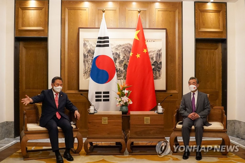 韓中外相がテレビ会談　両国関係・北朝鮮問題など議論