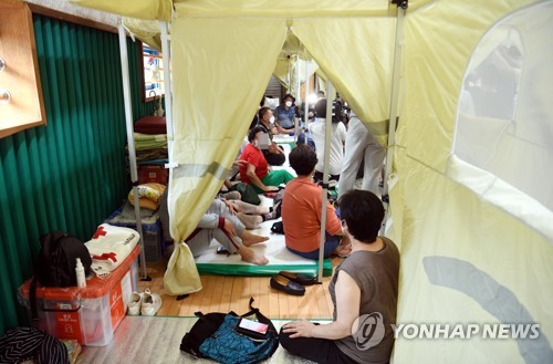 서울 대피소 이재민 방역 비상…3명 확진