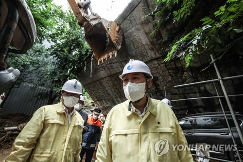 Yoon visita una zona afectada por las inundaciones en Seúl
