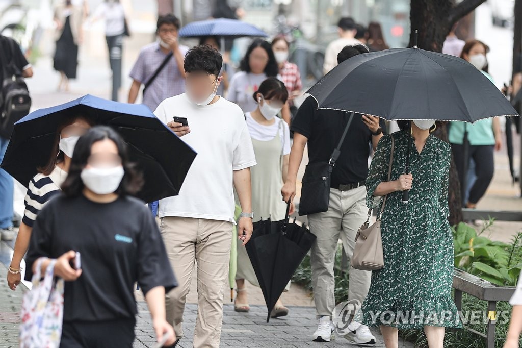우산 쓴 사람들