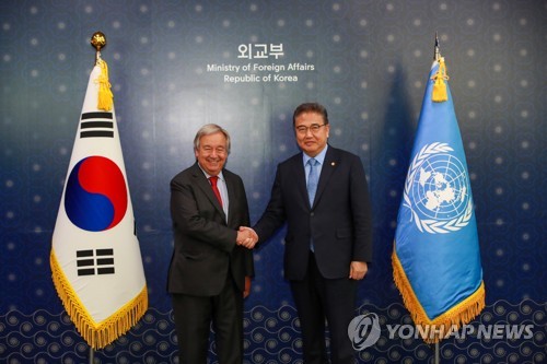 El canciller surcoreano con el secretario general de la ONU