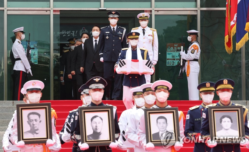 영현 봉송 지켜보는 윤석열 대통령