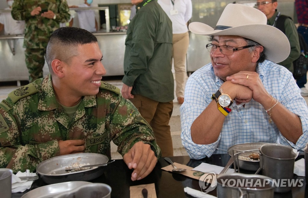 군 기지 방문한 페트로 신임 콜롬비아 대통령