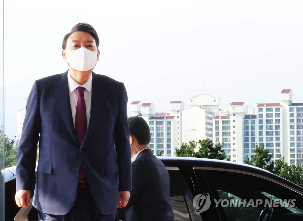 Le président Yoon Suk-yeol arrive au bureau présidentiel à Yongsan dans le centre de Séoul, le jeudi 18 août 2022. 