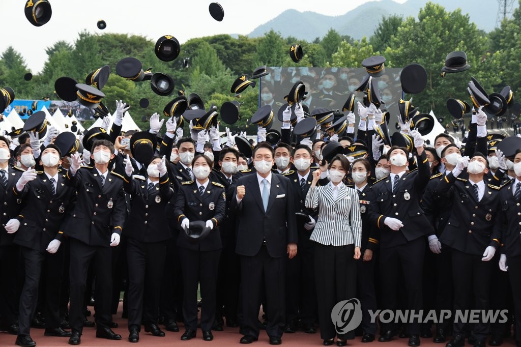 Yoon s'engage à améliorer les conditions de travail des policiers et à garantir leur neutralité