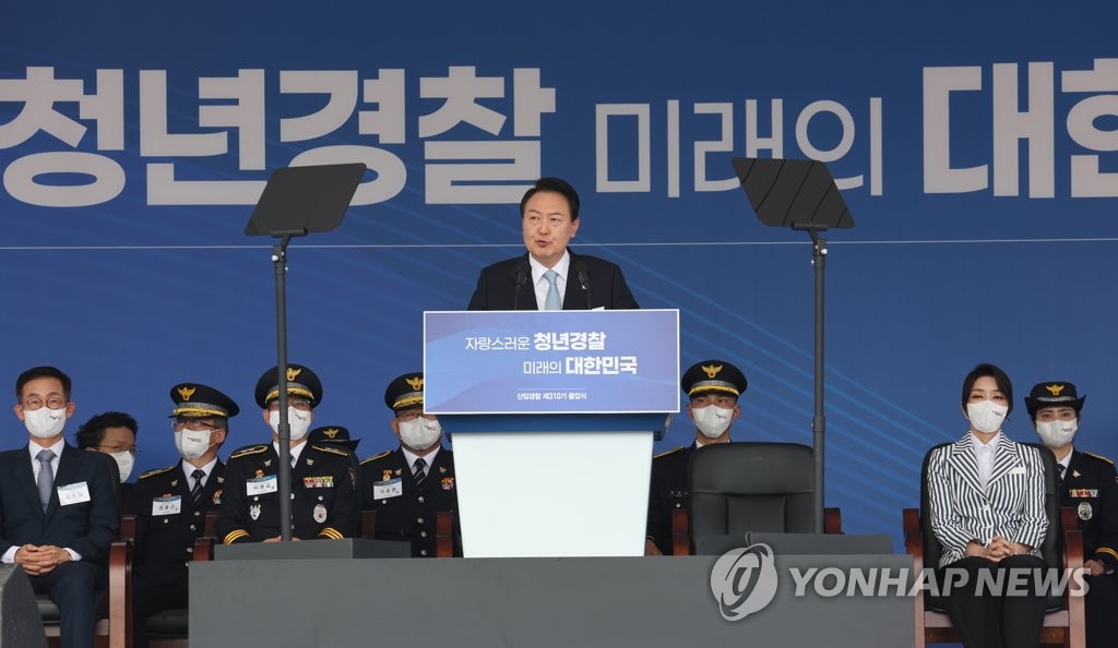 Yoon en una ceremonia de graduación de la policía