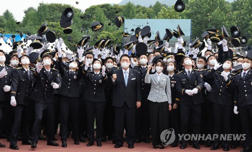 الرئيس يون يلتقي برجال ونساء الشرطة الجدد