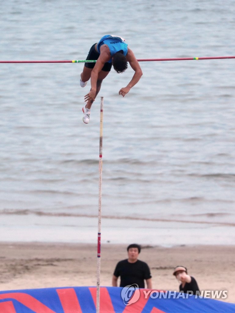 피서철 바다에서 펼쳐진 장대높이뛰기 대회