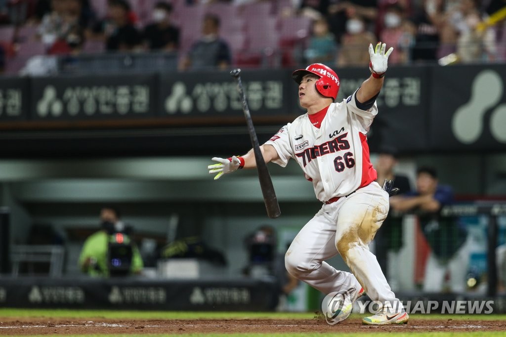 In this Aug. 18, 2022, file photo provided by the Kia Tigers, Lee Chang-jin of the Tigers flips his bat after hitting a three-run, walkoff home run against the NC Dinos during the bottom of the 10th inning of a Korea Baseball Organization regular season game at Gwangju-Kia Champions Field in Gwangju, 270 kilometers south of Seoul. (Yonhap)