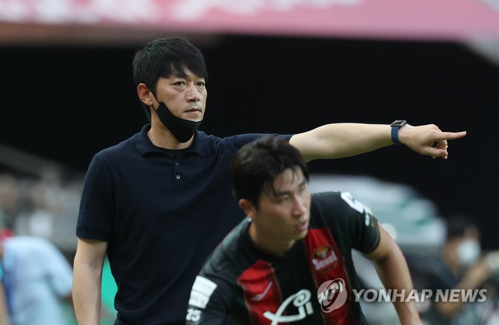 Seongnam FC head coach Kim Nam-il (L) directs his players during a K League 1 match against FC Seoul at Seoul World Cup Stadium in Seoul on Aug. 21, 2022. (Yonhap)
