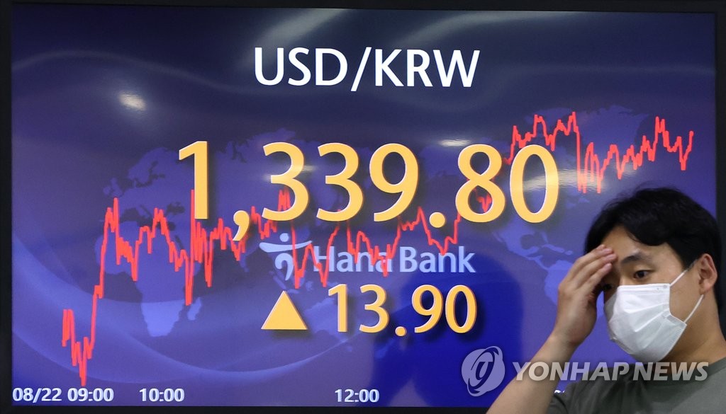 ハナ銀行本店のディーリングルームに為替レートが表示されている＝２２日、ソウル（聯合ニュース）