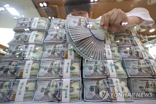 서울 중구 하나은행 위변조대응센터에서 직원이 달러를 정리하고 있다. [연합뉴스 자료사진]