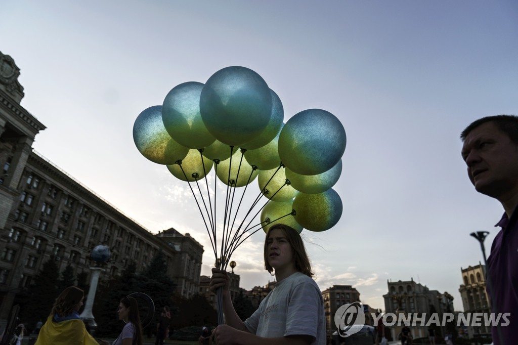 '국기의 날' 기념 풍선 파는 우크라이나 상인