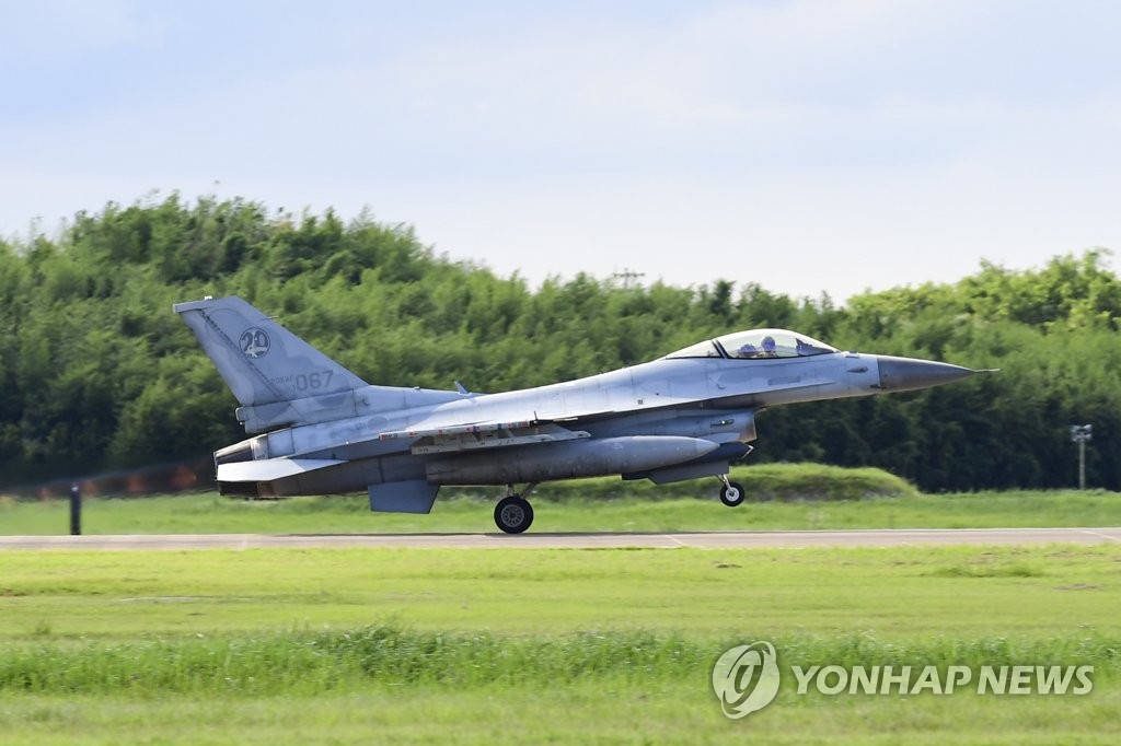 (LEAD) S. Korean KF-16 jet crashes, pilot safely escapes: Air Force