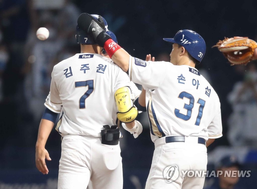In this file photo from Aug. 25, 2022, Kim Ju-won of the NC Dinos (L) is congratulated by teammate Son Ah-seop after hitting a two-run home run against the Kiwoom Heroes during the bottom of the third inning of a Korea Baseball Organization regular season game at Changwon NC Park in Changwon, 380 kilometers southeast of Seoul. (Yonhap)
