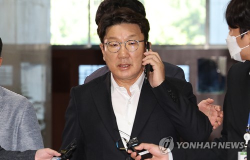 Kweon Seong-dong, floor leader of the ruling People Power Party, speaks on the phone as he heads to a meeting of the party's emergency leadership committee at the National Assembly in Seoul on Aug. 27, 2022, one day after the Seoul Southern District Court suspended interim leader Joo Ho-young from duty, accepting an injunction request by the party's ousted chair, Lee Jun-seok. (Yonhap)