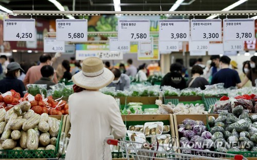 People shop for vegetables at a discount store in Seoul on Aug. 28, 2022. (Yonhap)