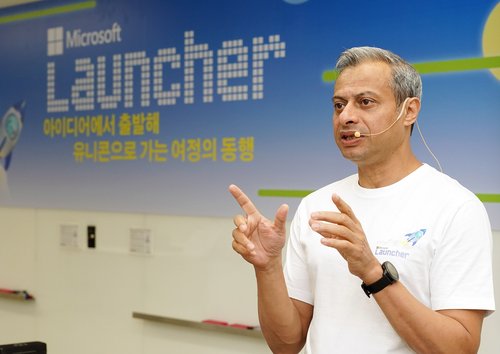 This photo provided by Microsoft Korea on Aug. 29, 2022, shows Ahmed Mazhari, president of Microsoft Asia, speaking at a press conference in Seoul for the company's new support program for South Korean startups. (PHOTO NOT FOR SALE) (Yonhap)