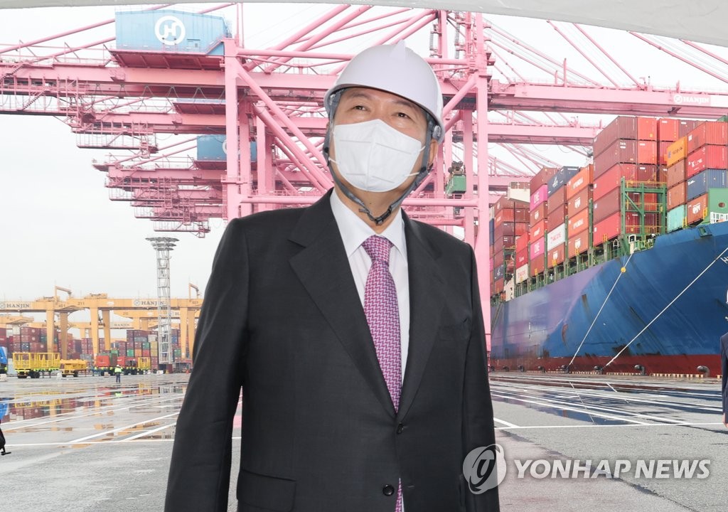 President Yoon Suk-yeol tours a distribution center at Busan New Port in Changwon, about 300 kilometers southeast of Seoul, on Aug. 31, 2022. (Yonhap)