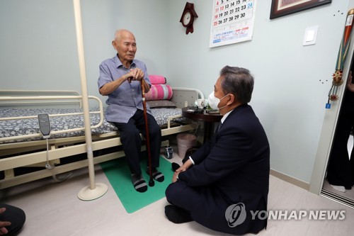 지난해 9월 일제 강제동원 피해자 이춘식 할아버지와 대화하는 박진 외교장관