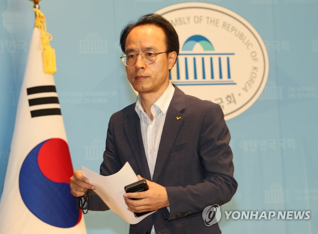 Lee Dong-young, the chief spokesman of the Justice Party, holds a press conference on Sept. 4, 2022, at the National Assembly in Seoul. (Yonhap) 