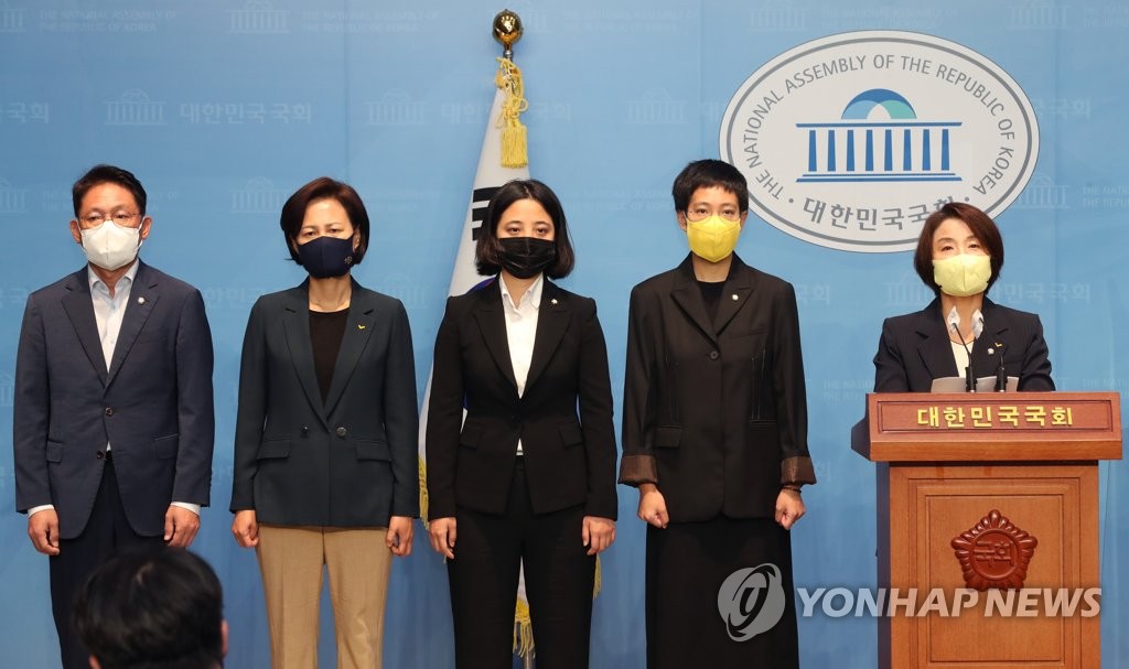 Lawmakers of the minor progressive Justice Party hold a joint press conference at the National Assembly in western Seoul on Sept. 5, 2022. (Pool photo) (Yonhap)