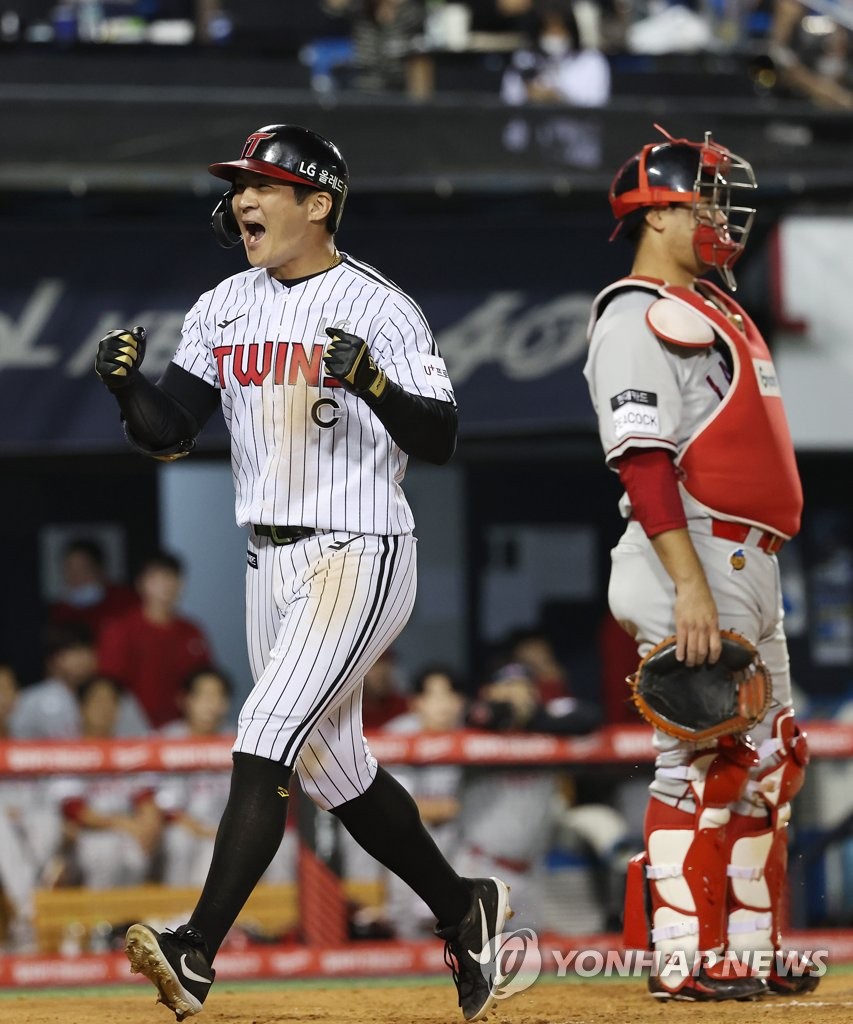 In this file photo from Sept. 6, 2022, Oh Ji-hwan of the LG Twins (L) celebrates after hitting a grand slam against the SSG Landers during the bottom of the fourth inning of a Korea Baseball Organization regular season game at Jamsil Baseball Stadium in Seoul. (Yonhap)