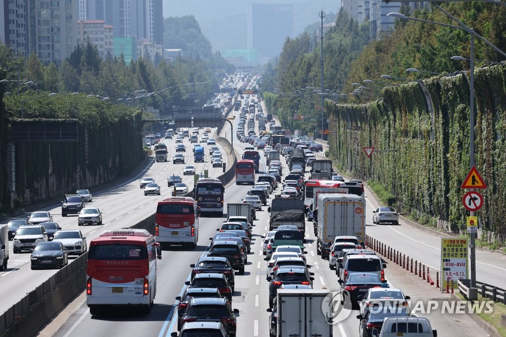 ازدحام الطرق السريعة الرئيسية في كوريا الجنوبية في اليوم الأول من عطلة عيد التشوسوك - 1