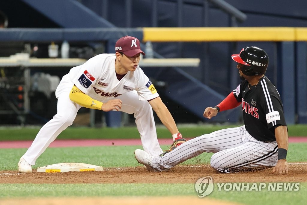 In this file photo from Sept. 8, 2022, Robel Garcia of the LG Twins (R) is tagged out at third base in a steal attempt against the Kiwoom Heroes during the top of the third inning of a Korea Baseball Organization regular season game at Gocheok Sky Dome in Seoul. (Yonhap)