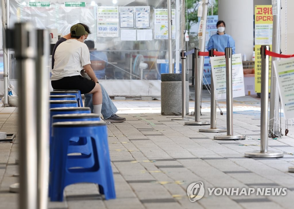 (LEAD) S. Korea's new COVID-19 cases fall below 50,000 amid gradual slowdown of virus wave