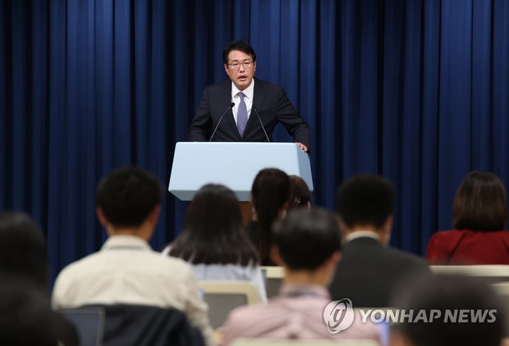 El primer viceasesor de seguridad nacional, Kim Tae-hyo, informa a los periodistas, el 15 de septiembre de 2022, sobre el próximo viaje del presidente, Yoon Suk-yeol, al Reino Unido, Estados Unidos y Canadá, en la oficina presidencial, en Seúl.