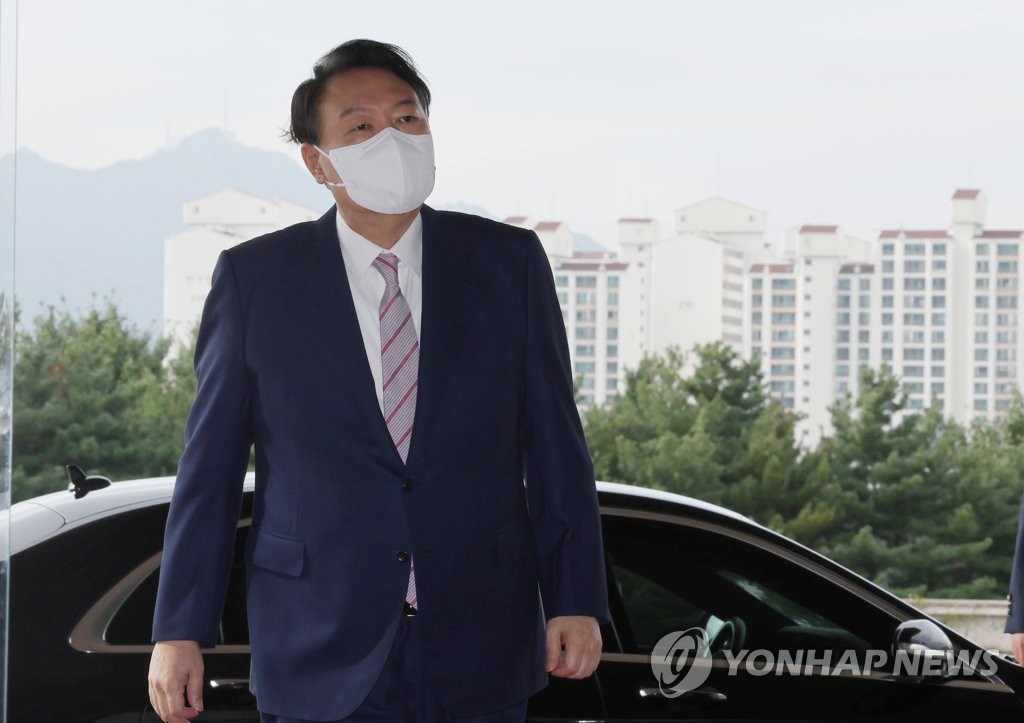 Le président Yoon Suk-yeol répond à des questions de journalistes le vendredi 16 septembre 2022 à son arrivée au bureau présidentiel. (Pool photo) 