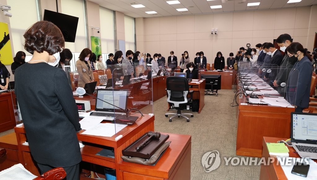 Attendees of a parliamentary gender equity and family committee meeting at the National Assembly on Sept. 16, 2022, bow their heads to pay their respects to a subway worker murdered by a colleague inside a Seoul subway station restroom. (Yonhap)