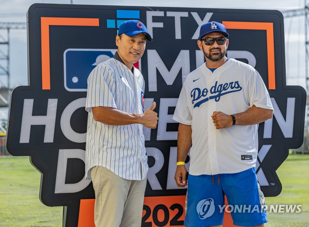 Former Los Angeles Dodgers star Adrian Gonzalez (R) poses with retired Korea Baseball Organization legend Lee Seung-youp at Paradise City Hotel in Incheon, about 30 kilometers west of Seoul, on Sept. 16, 2022, ahead of the "FTX MLB Home Run Derby X." (Yonhap)