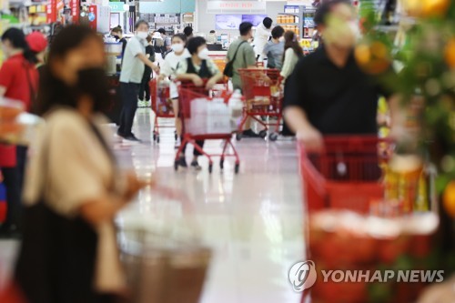 ソウル市内のスーパーで買い物する市民ら（資料写真）＝（聯合ニュース）