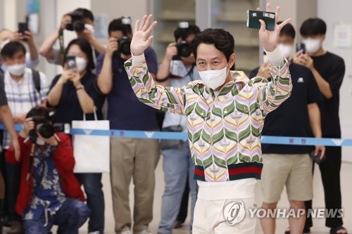 "Squid Game" star Lee Jung-jae, who won best drama series actor at this year's Primetime Emmy Awards, waves to fans upon arrival at Incheon International Airport in Incheon, west of Seoul, on Sept. 18, 2022. (Yonhap)