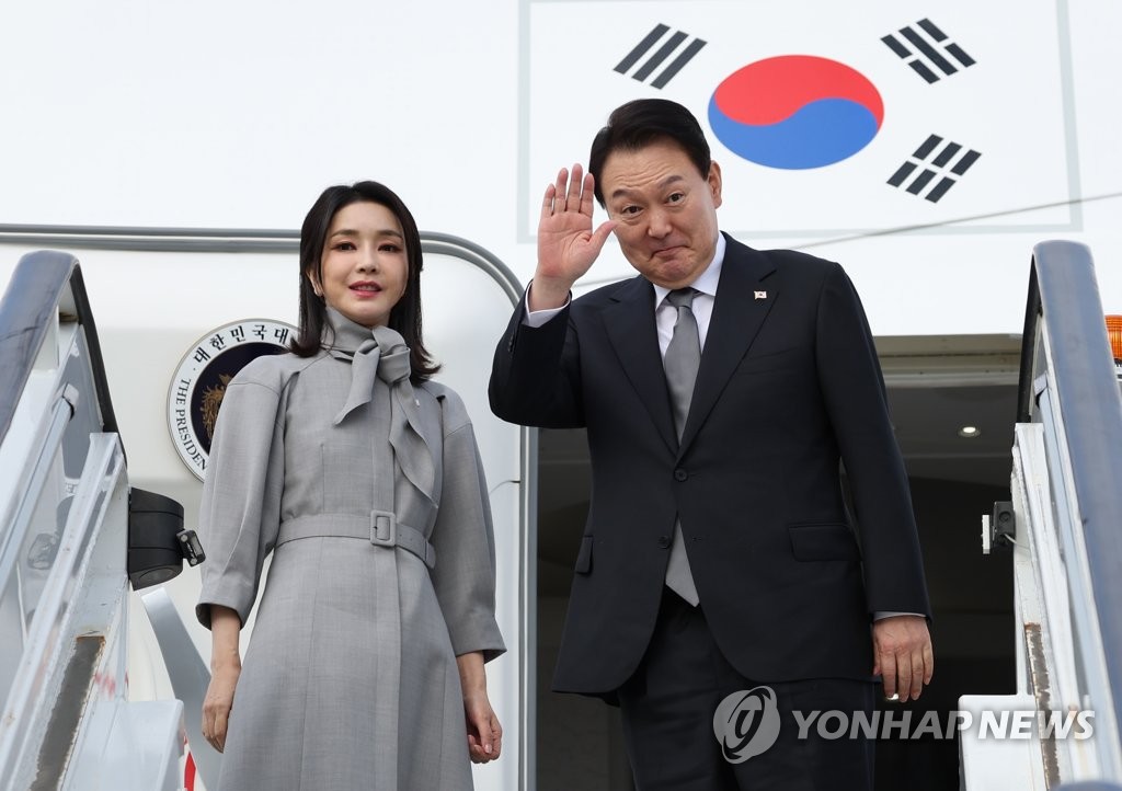 President Yoon Suk-yeol (R) and first lady Kim Keon-hee board the presidential plane at London Stansted Airport on Sept. 19, 2022, to depart for New York. (Yonhap)