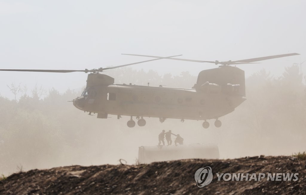 This file photo, taken Sept. 21, 2022, shows a U.S. military Chinook heavy-lift helicopter being mobilized for combined river-crossing drills with South Korean troops in Yeoju, 62 kilometers southeast of Seoul. (Yonhap)