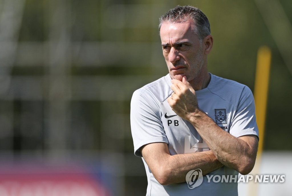 Paulo Bento, head coach of the South Korean men's national football team, watches his players during a training session at the National Football Center in Paju, Gyeonggi Province, on Sept. 22, 2022. (Yonhap)