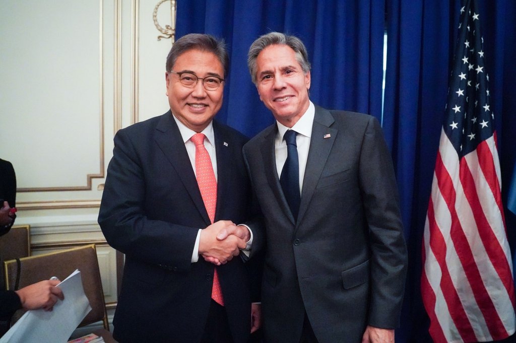 South Korean Foreign Minister Park Jin (L) shakes hands with U.S. Secretary of State Antony Blinken during the Mineral Security Partnership Ministerial held in New York on Sept. 22, 2022, in this photo provided by Park's office. (PHOTO NOT FOR SALE) (Yonhap) 