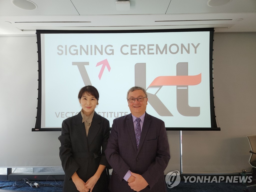 This photo provided by KT Corp. on Sept. 23, 2022, shows Kim Chae-hee (L), KT's head of strategy and planning division, and Garth Gibson, CEO of the Vector Institute, at a partnership agreement signing ceremony held in Toronto a day ago. (PHOTO NOT FOR SALE) (Yonhap)